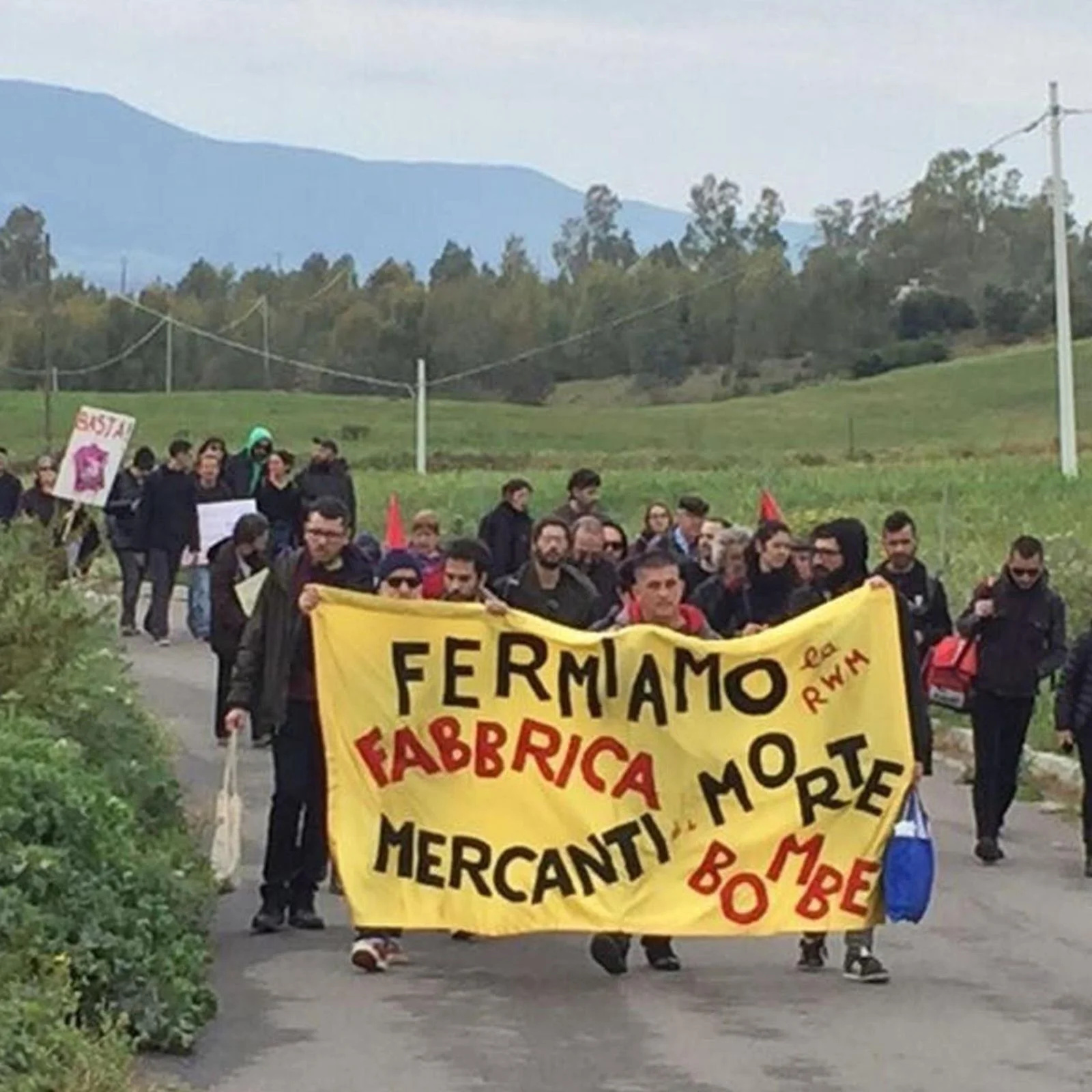 Pacifisti e ambientalisti contro il raddoppio degli impianti della fabbrica di armi Rwm in Sardegna