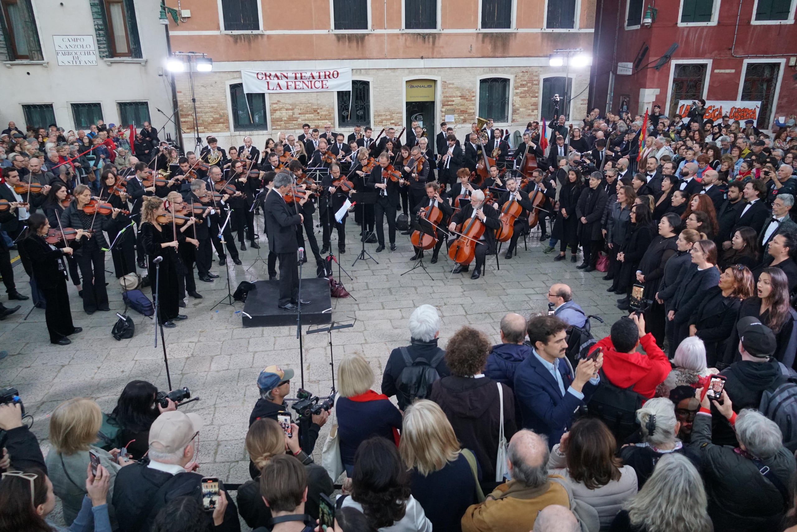 Sciopero alla Fenice: l'orchestra all'aperto contro la nomina di Venezi (17 ottobre 2025)