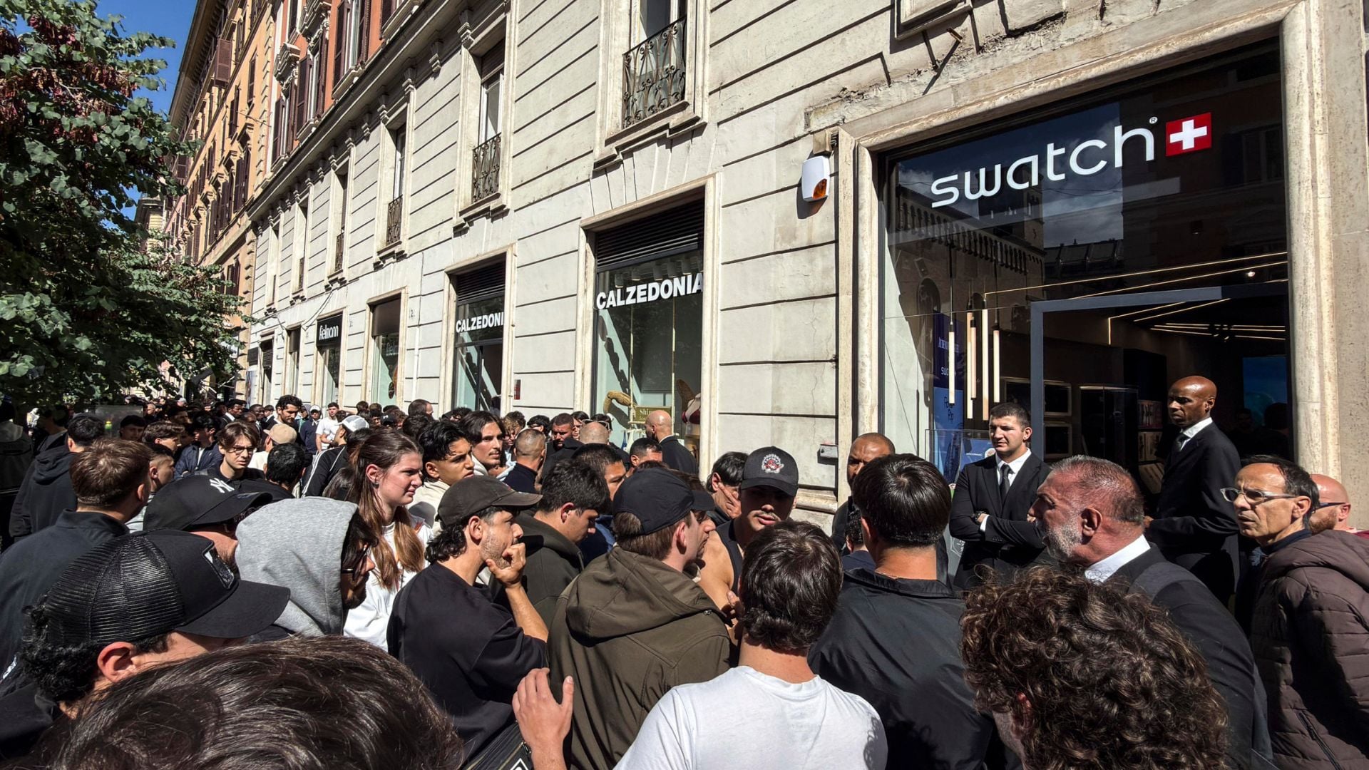 La fila davanti al negozio della Swatch di via Cola di Rienzo a Roma per l'uscita del nuovo orologio Royal Pop