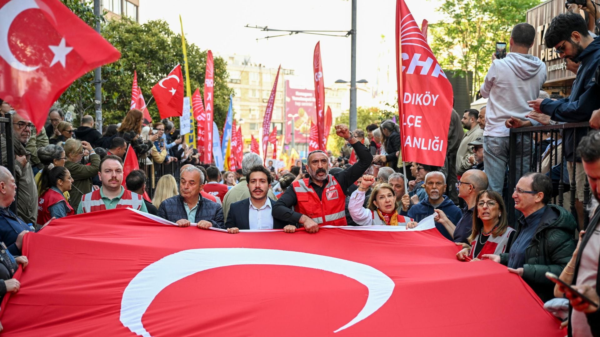 Proteste a Instanbul contro Erdogan del Partito Popolare Repubblicano CHP