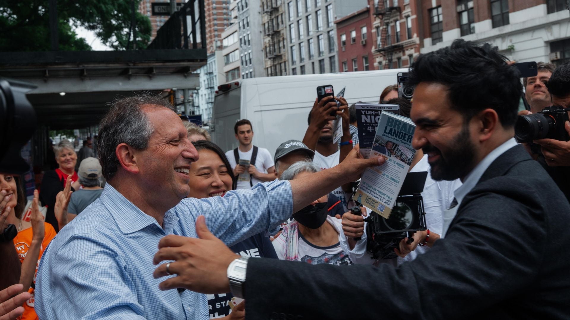 Il sindaco di New York Zohran Mamdani abbraccia il candidato al Congresso Brad Lander