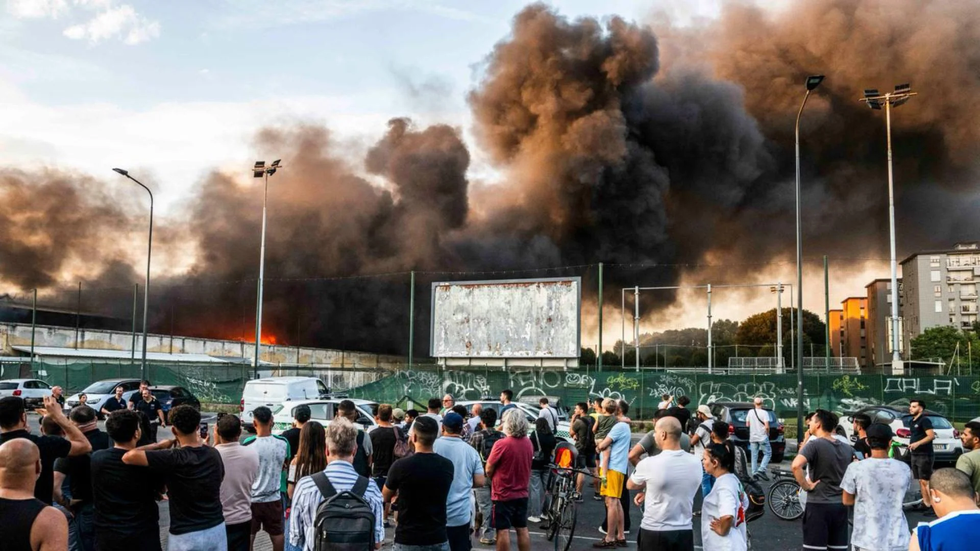 Incendio all'azienda di spedizioni Bartolini in Bovisa, a Milano