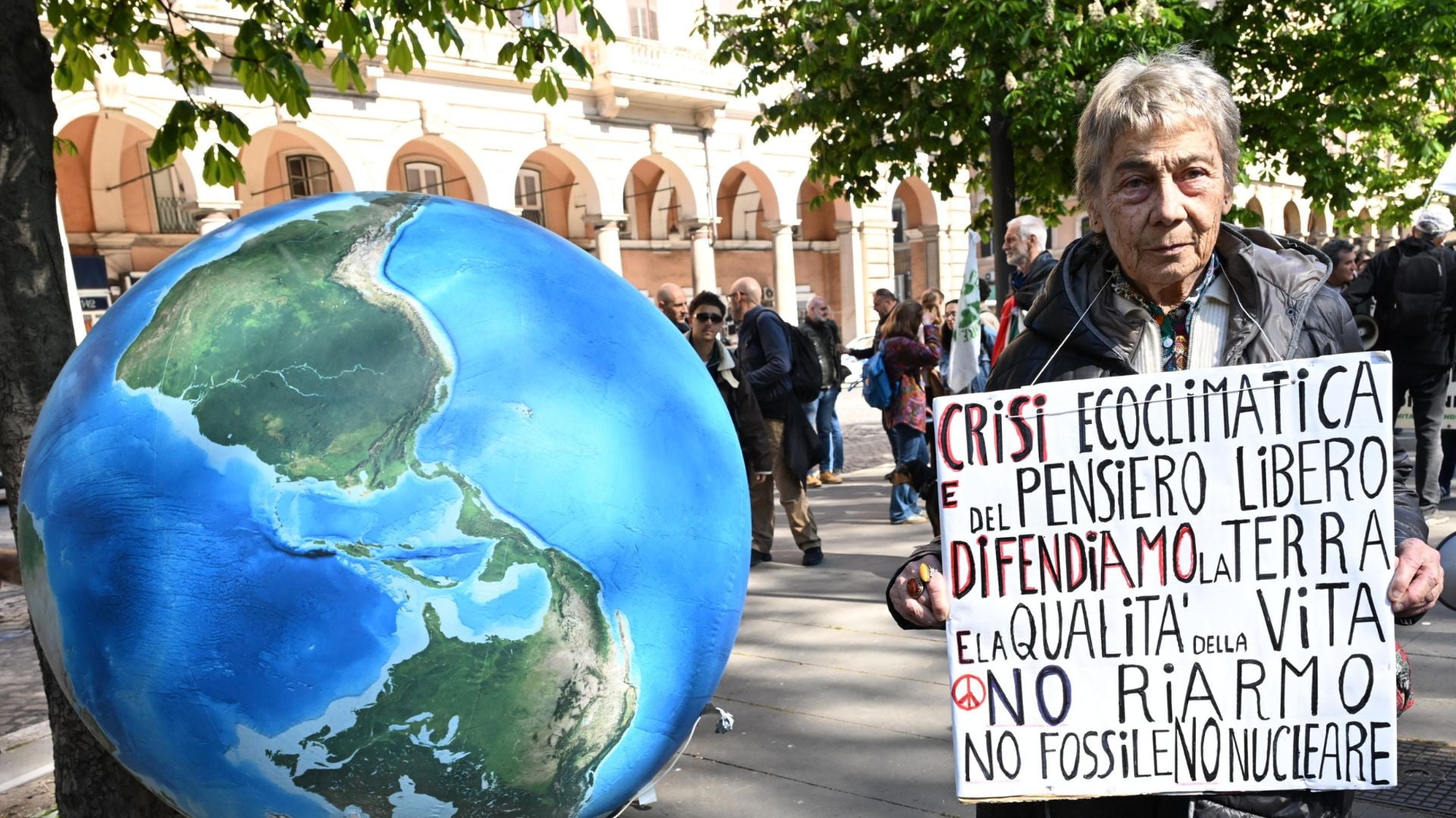 manifestazione organizzata da Friday for Future in occasione della giornata mondiale di Sciopero per il clima a Roma, 11 aprile 2025
