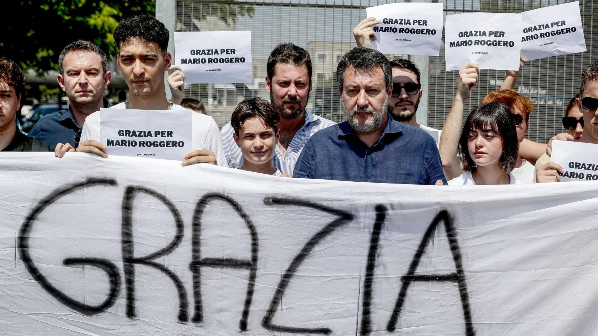 Matteo Salvini fuori dal carcere di Bollate dove si è recato a trovare Mario Roggero