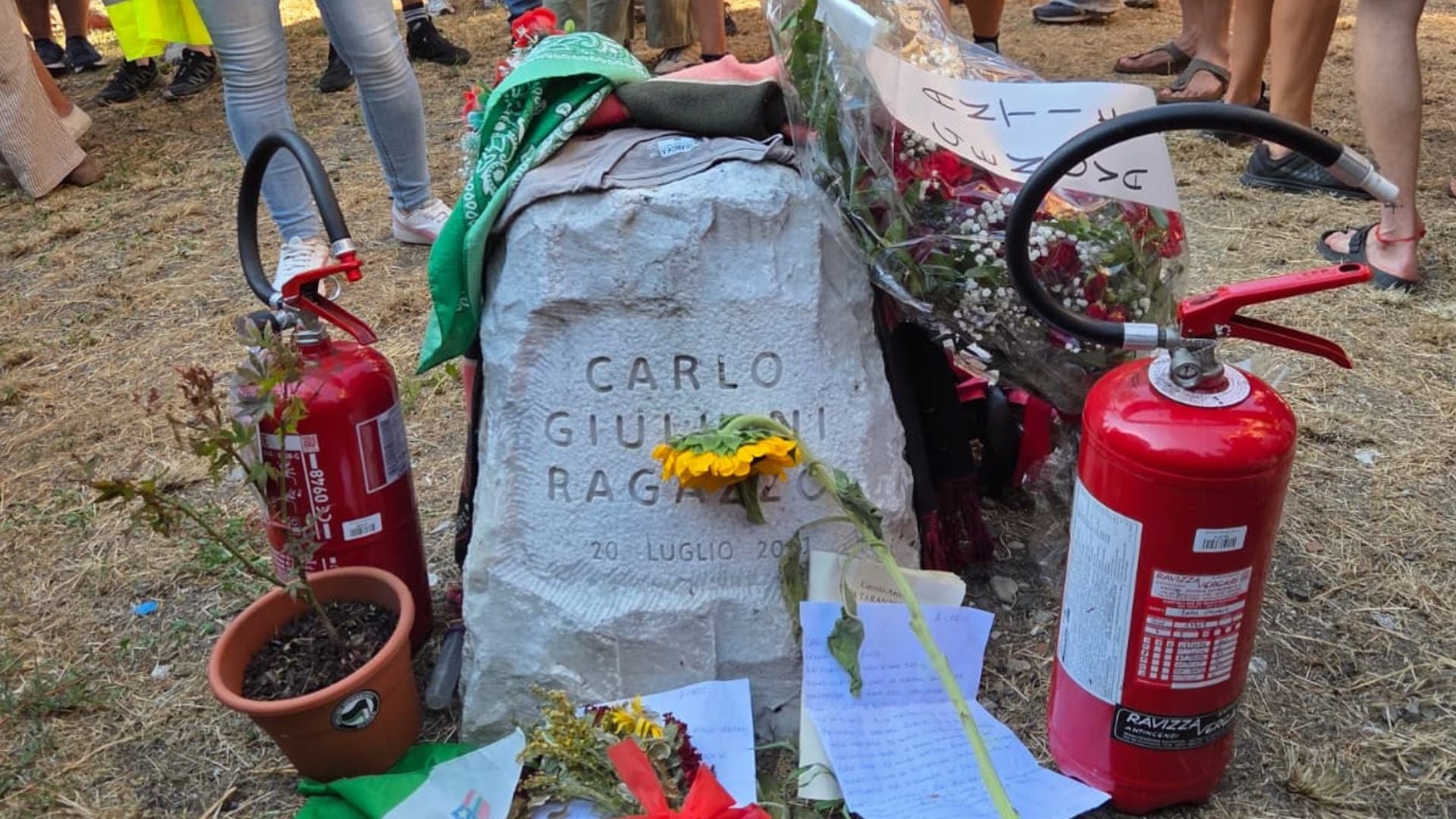 La lapide in ricordo di Carlo Giuliani, in piazza Alimonda, a Genova