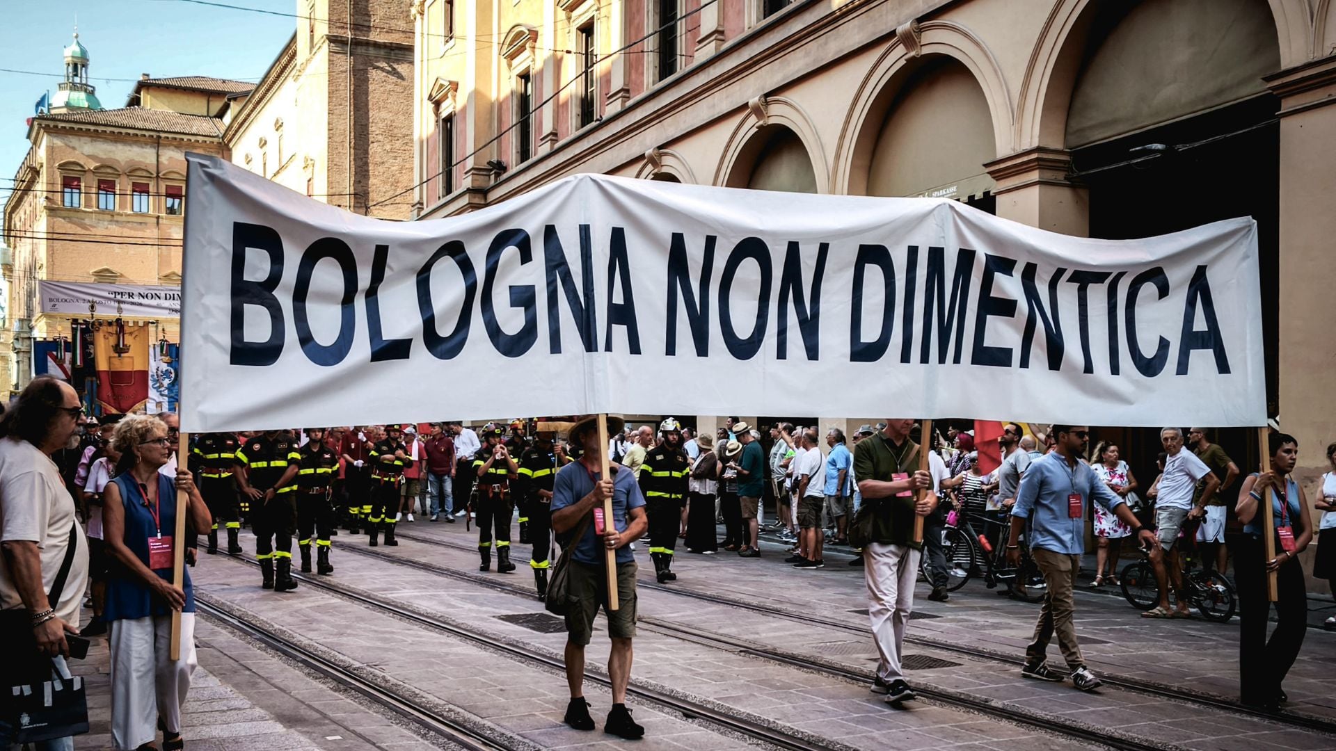 Il negazionismo sulla strage di Bologna: Meloni non dice che fu neofascista