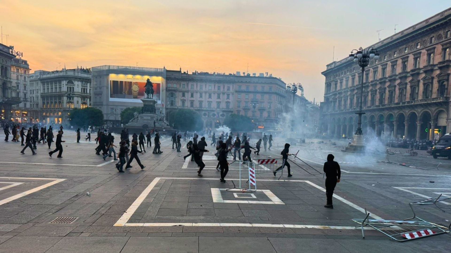 Piazza Duomo Milano, scontri manifestazione 17 ottobre