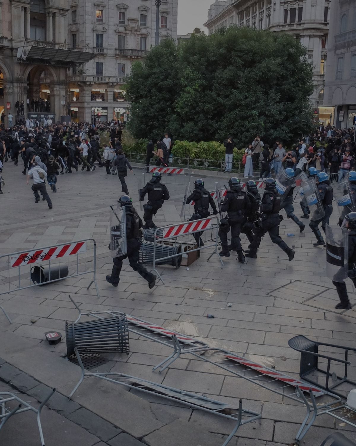 Proteste Milano polizia banner mobile