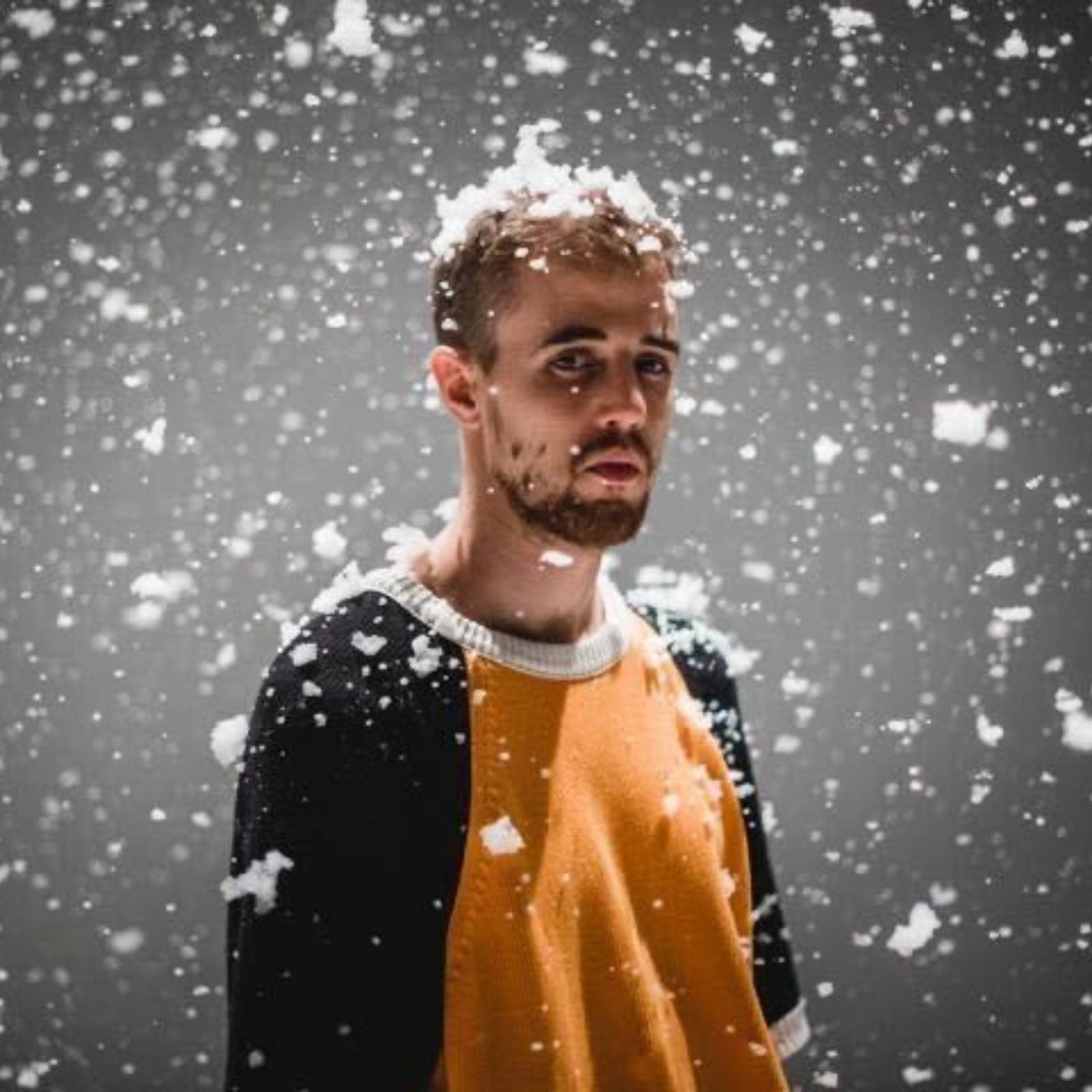 Al Piccolo Teatro Marco D’Agostin ritrova il suo primo amore per lo sci