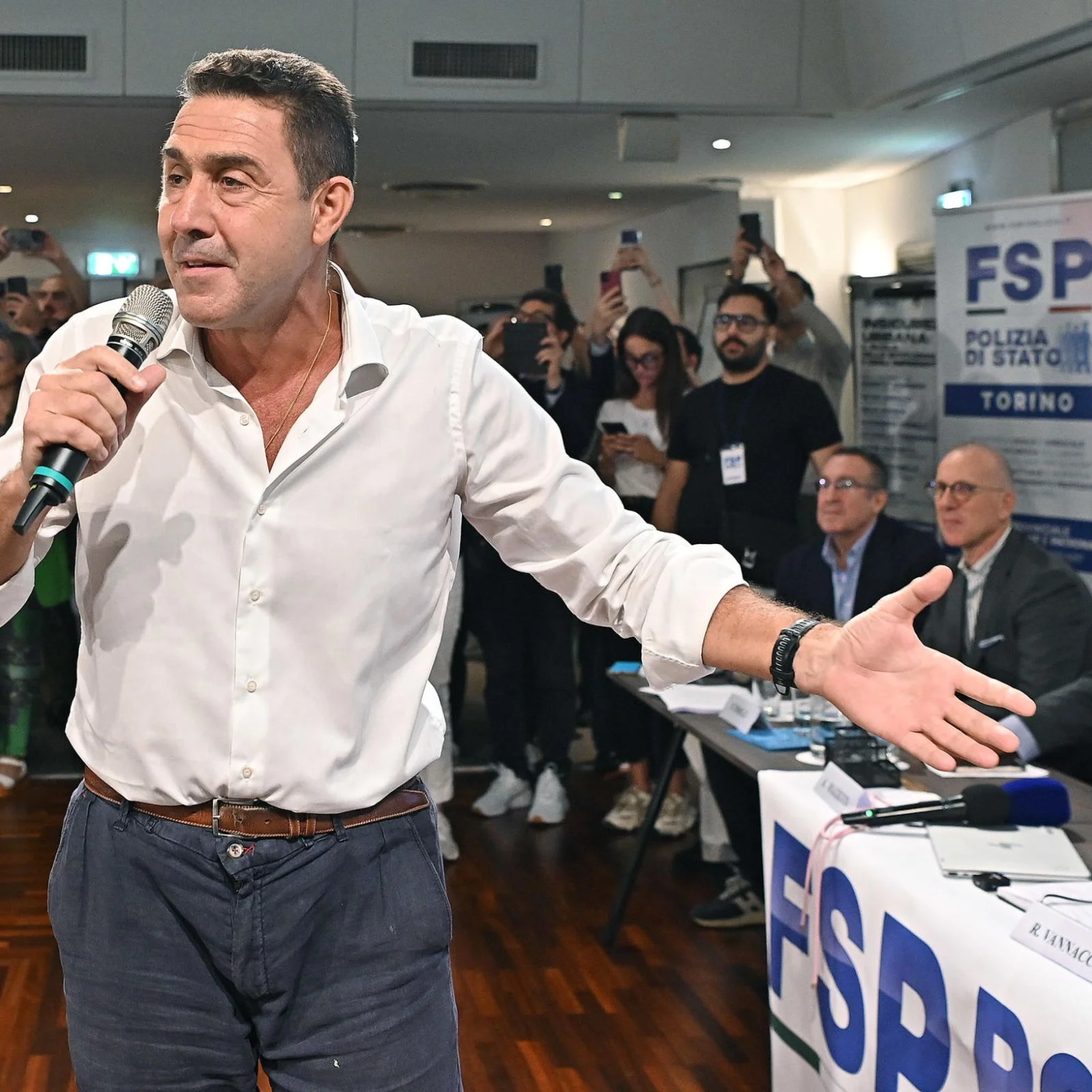 Se i poliziotti inneggiano alla remigrazione al convegno con Vannacci