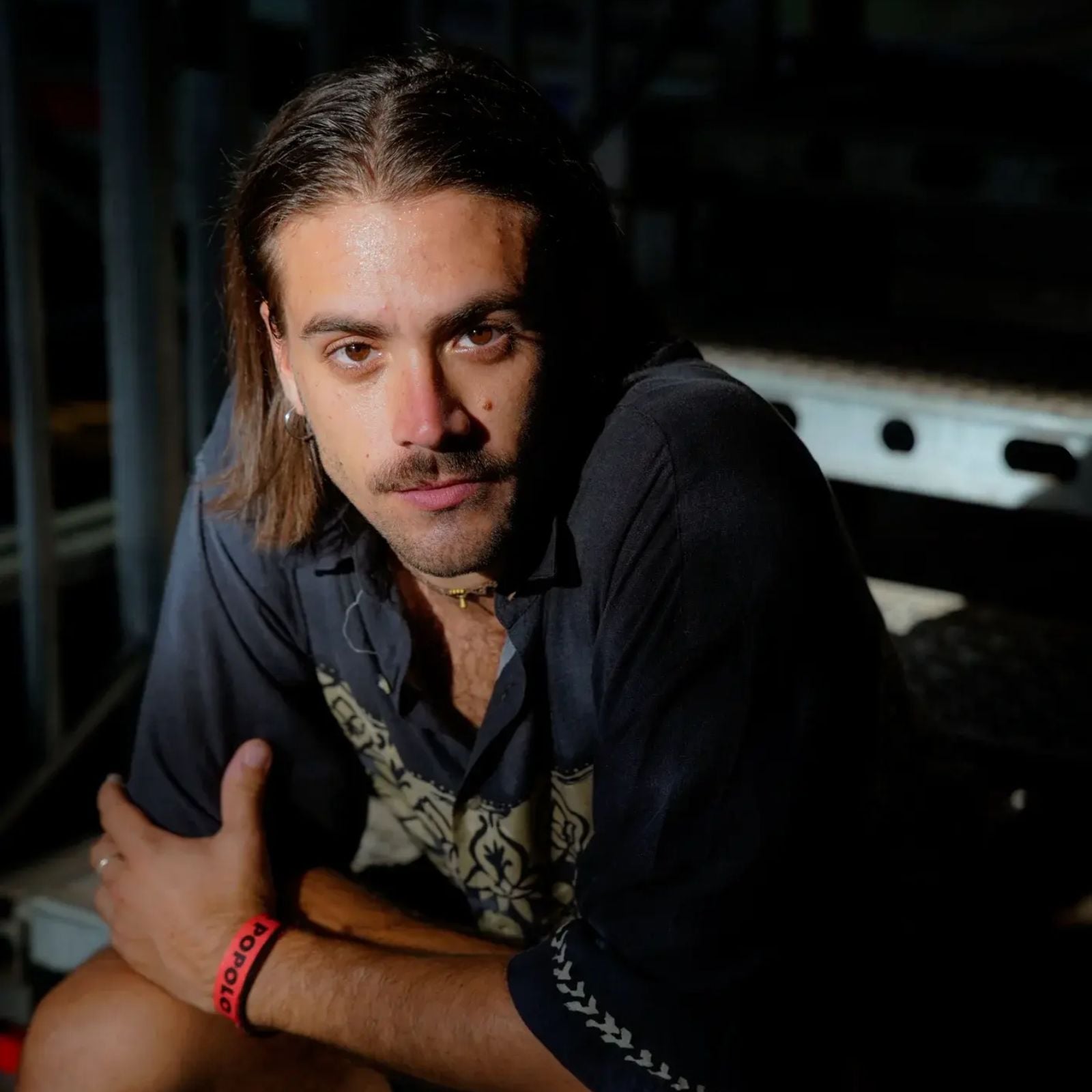 Nico Arezzo tra radici siciliane e bisogno di rallentare nel nuovo disco “Non c’è fretta”