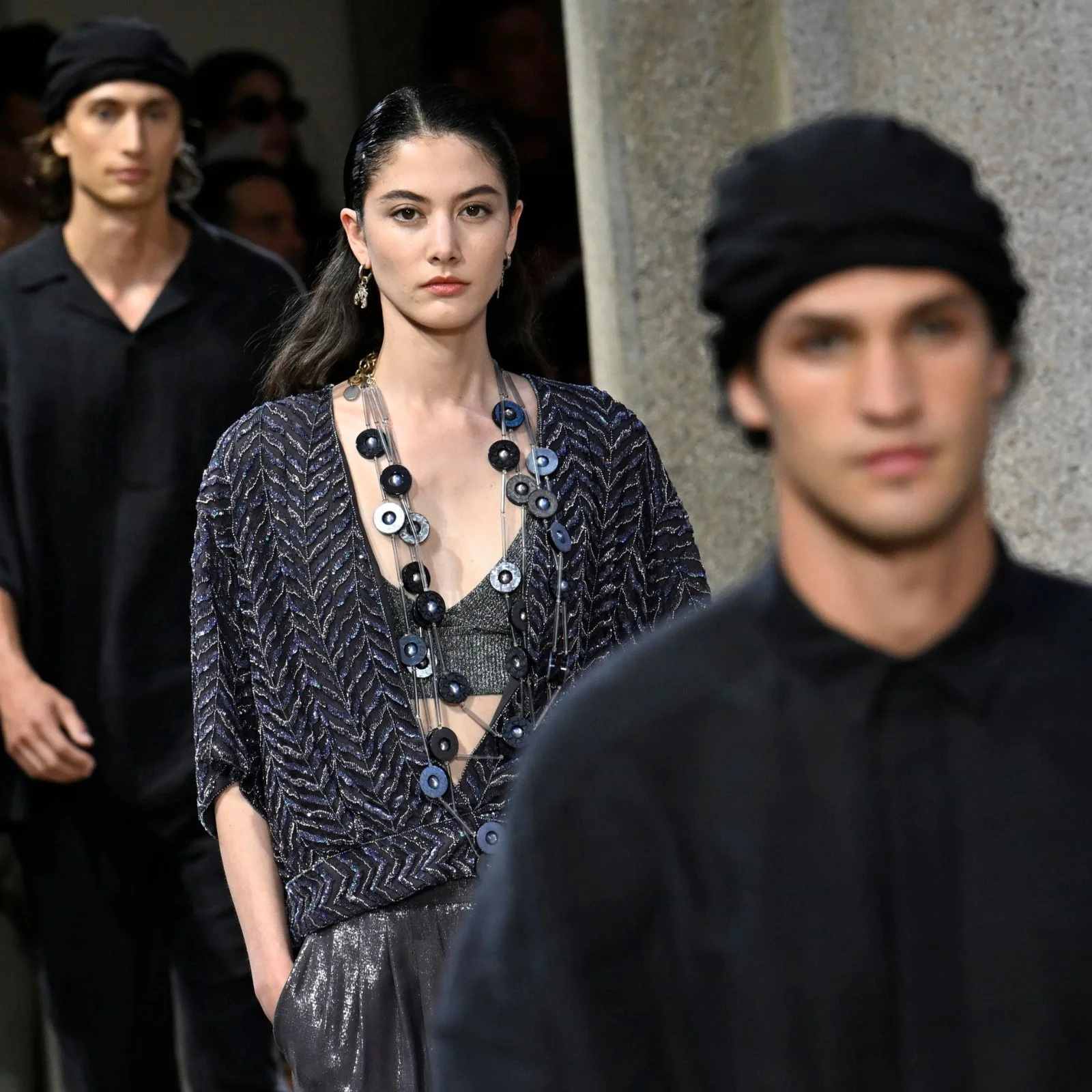 Inizia la Fashion Week, ma dietro alle passerelle il settore moda è in crisi