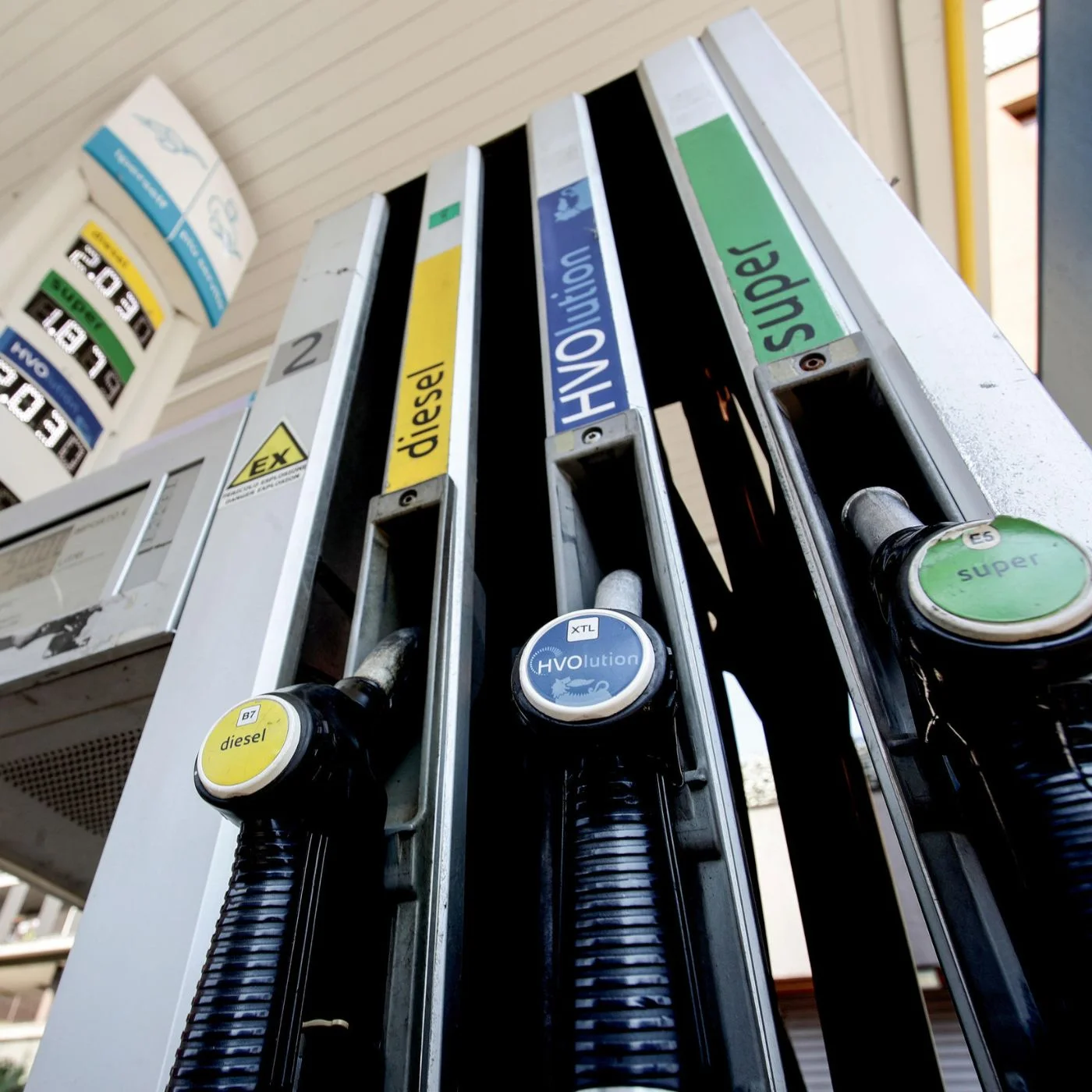 Il governo dei decretini e il prezzo dei carburanti alle stelle. Intervista a Pasquale Tridico