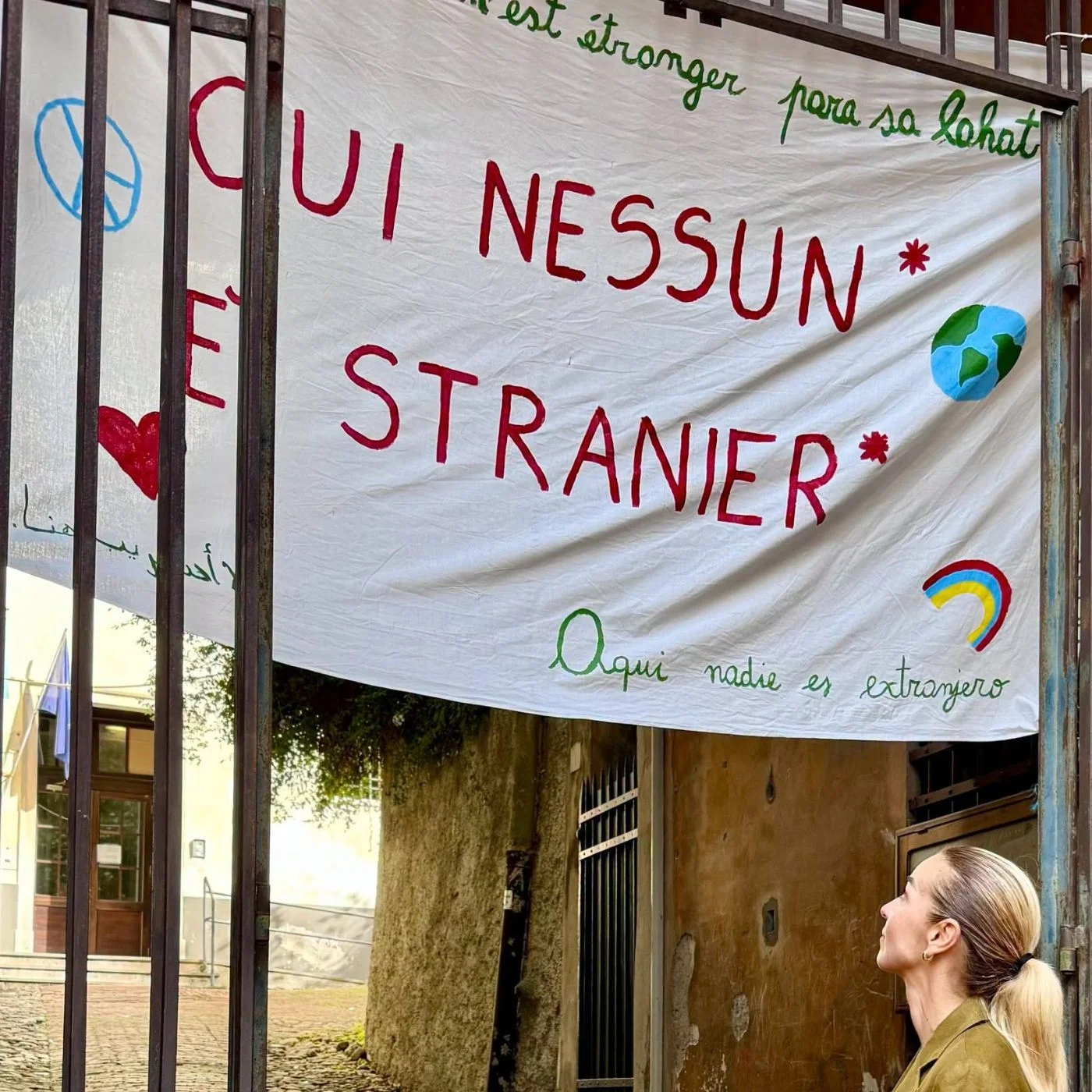 In una scuola di Genova rimosso dalla polizia uno striscione “Qui nessuno è straniero”