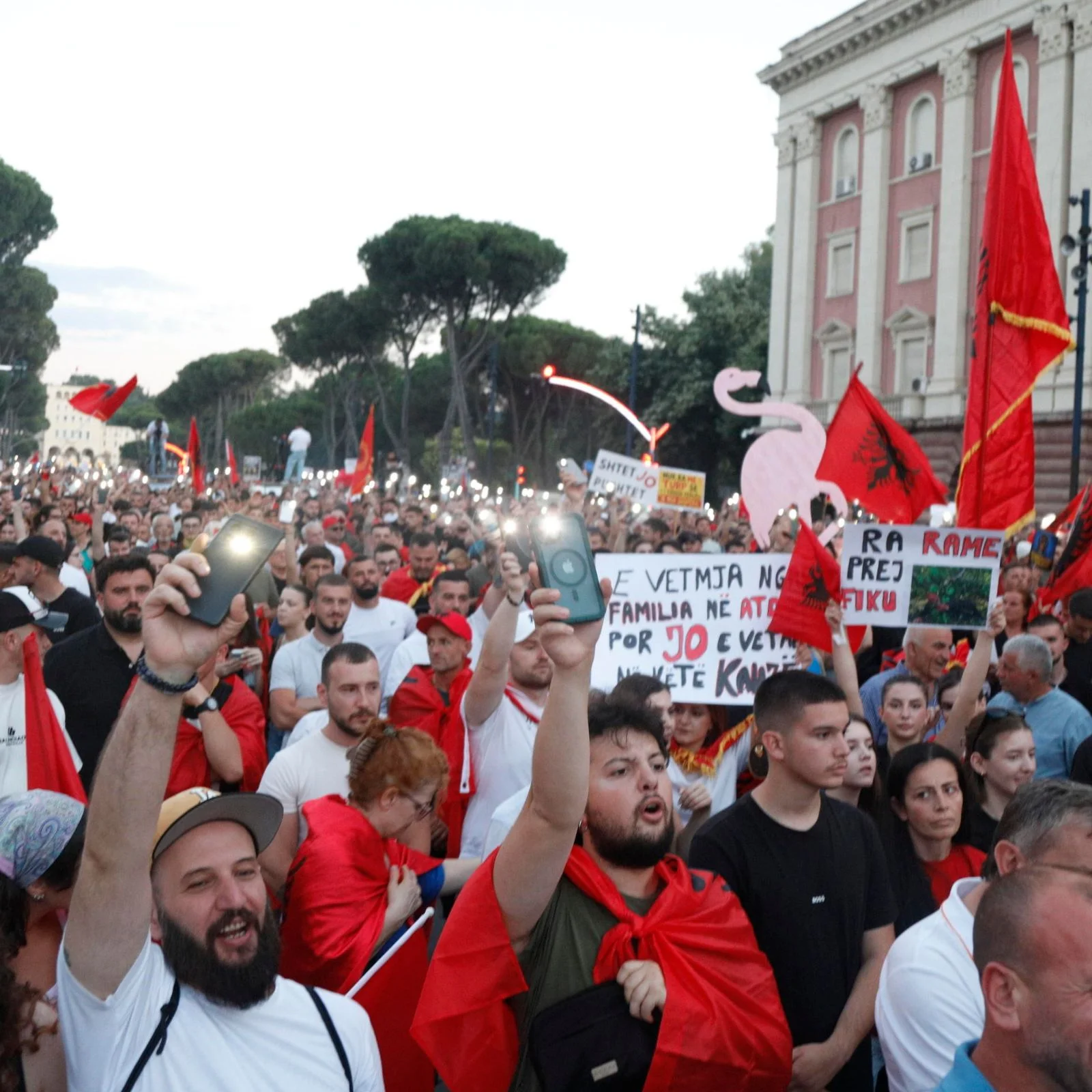 "L'Albania non è in vendita". Da quasi un mese gli albanesi scendono in piazza tutti i giorni contro il governo