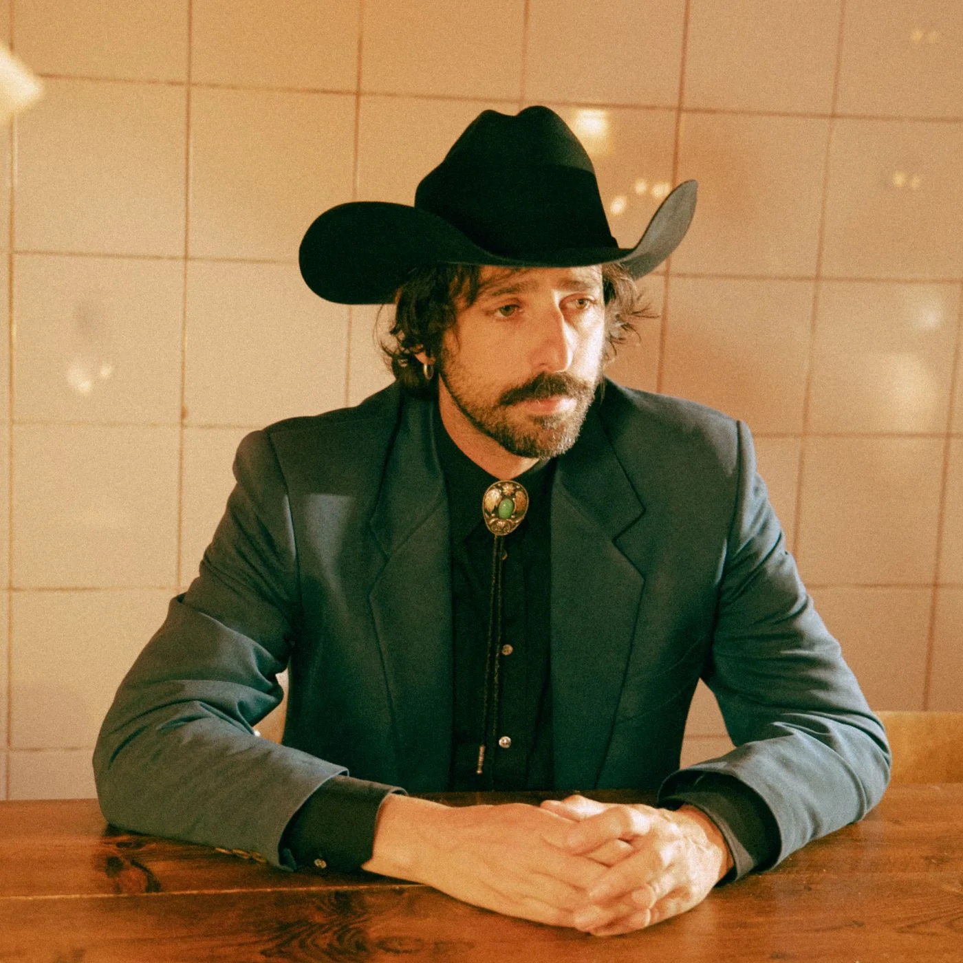 “Sono un cowboy senza cavallo a Milano”: Sacramento presenta 'Radio Sacramento'
