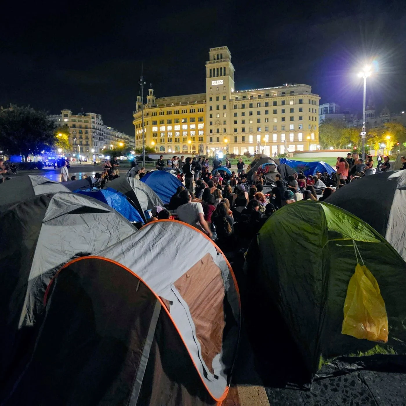 Spagna: il governo vara due decreti per la casa, ma la protesta continua