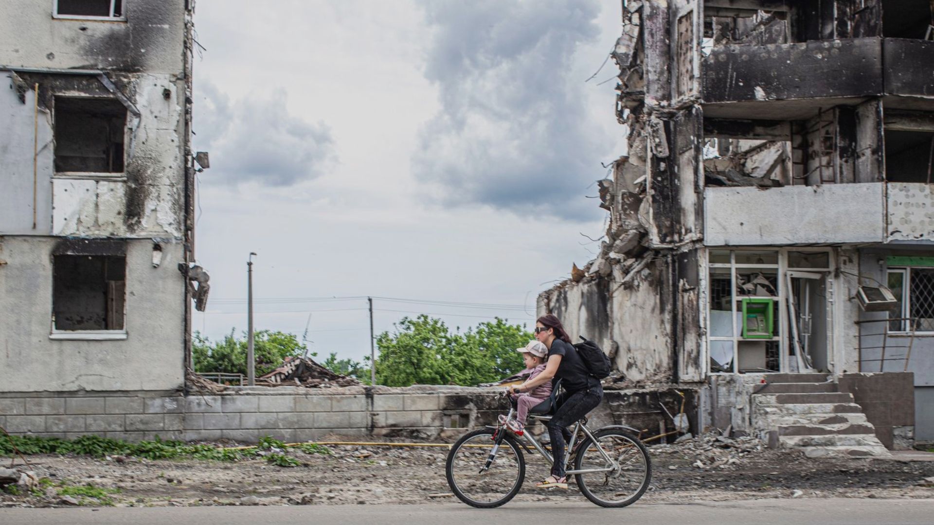 Madre e figlia a Borodyanka - bikes4ukraine