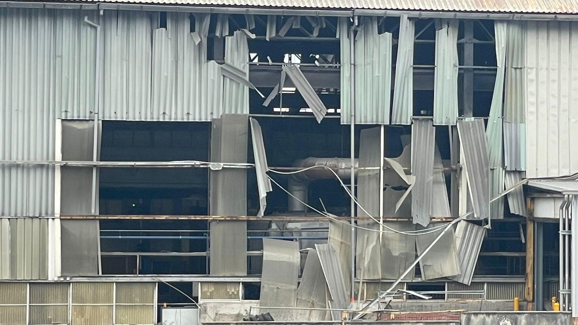 Una veduta esterna dello stabilimento Aluminium, in zona industriale a Bolzano, dove è avvenuta una esplosione, 21 giugno 2024. Il bilancio e' complessivamente di otto operai coinvolti nell'incide