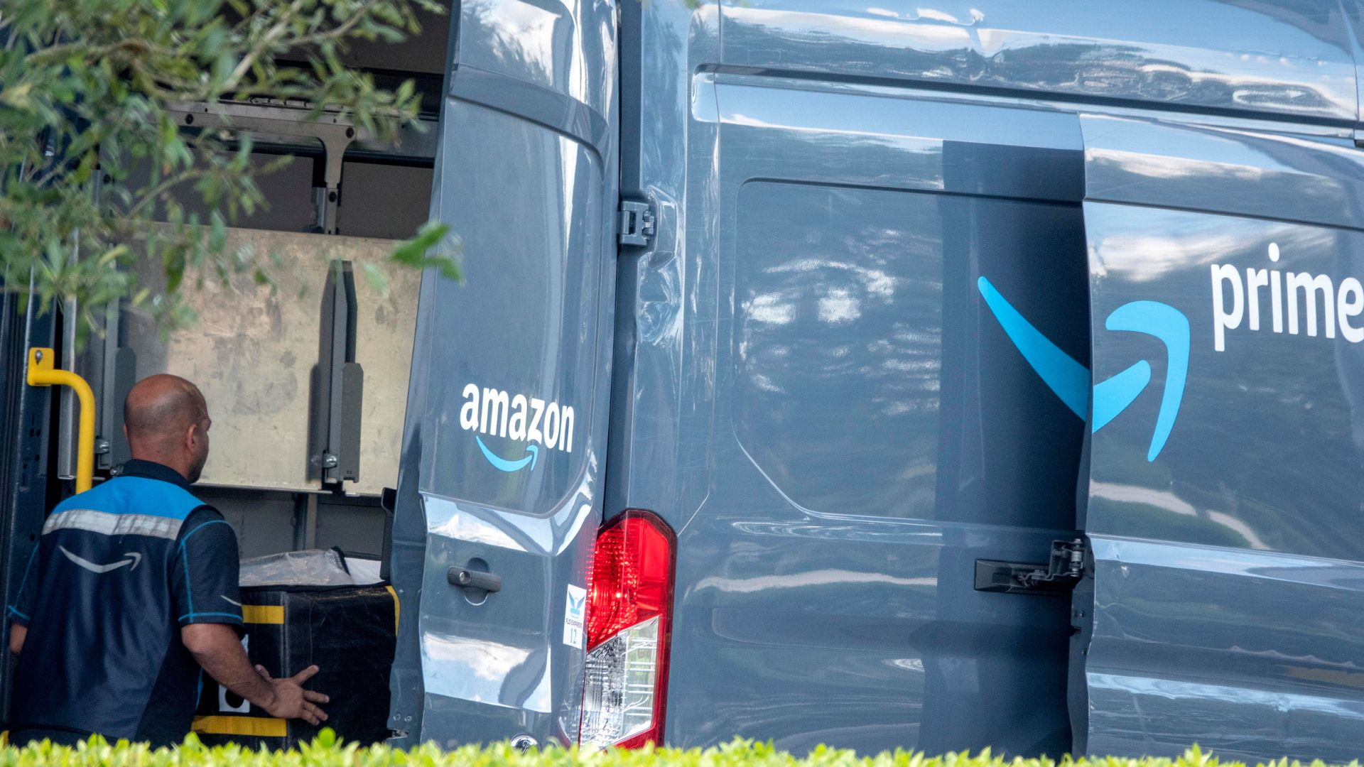 Amazon e l'inchiesta della Procura di Milano