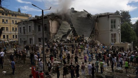 Il violento bombardamento russo in Ucraina, le preoccupazioni europee di Giorgia Meloni e le altre notizie della giornata