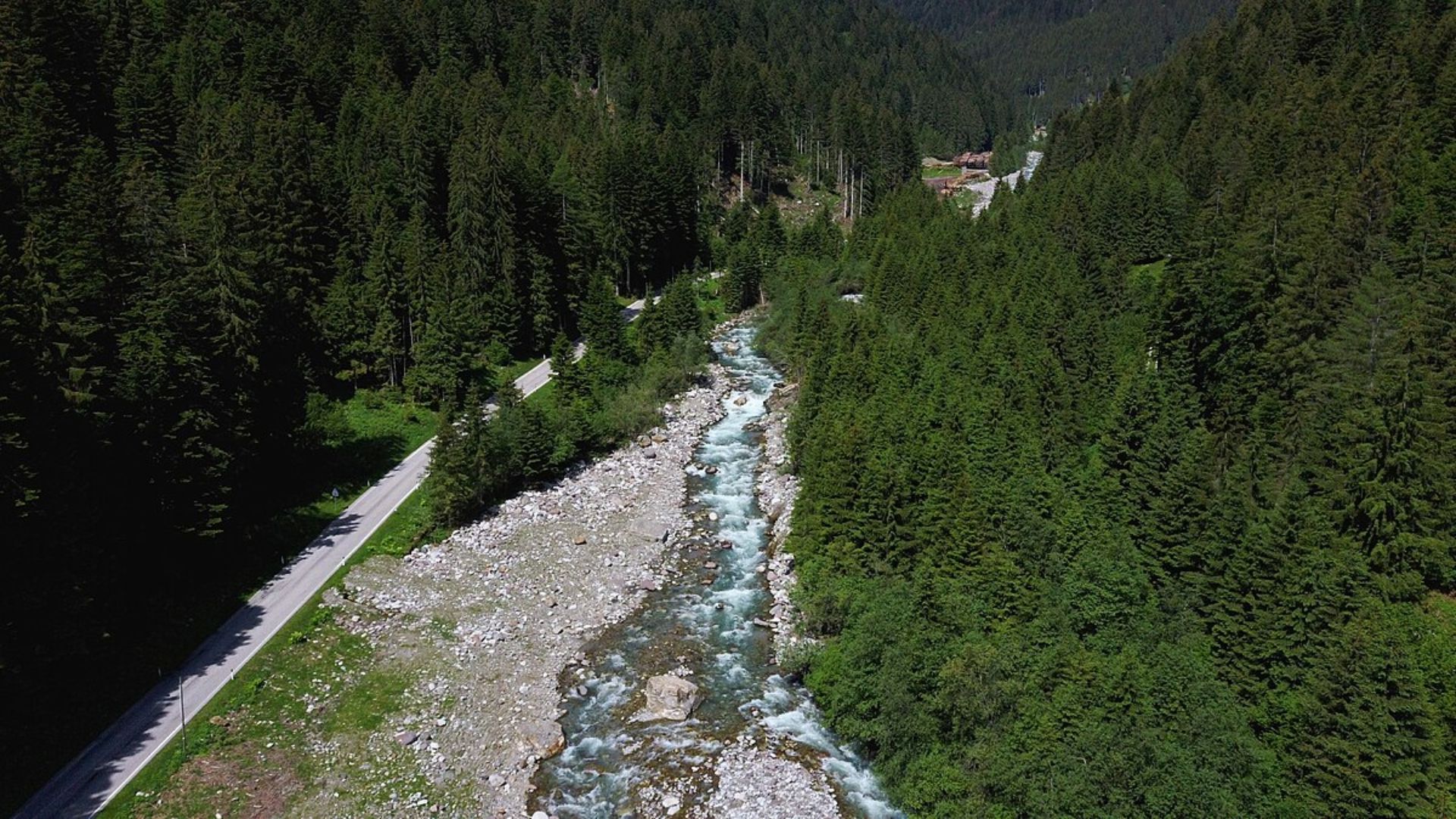 Progetto diga sul Vanoi - Il torrente Vanoi in località Pront (Canal San Bovo, Trentino), foto di Syrio, 12 giugno 2021, licenza Creative Commons BY-SA 4.0, disponibile su Wikimedia Commons.