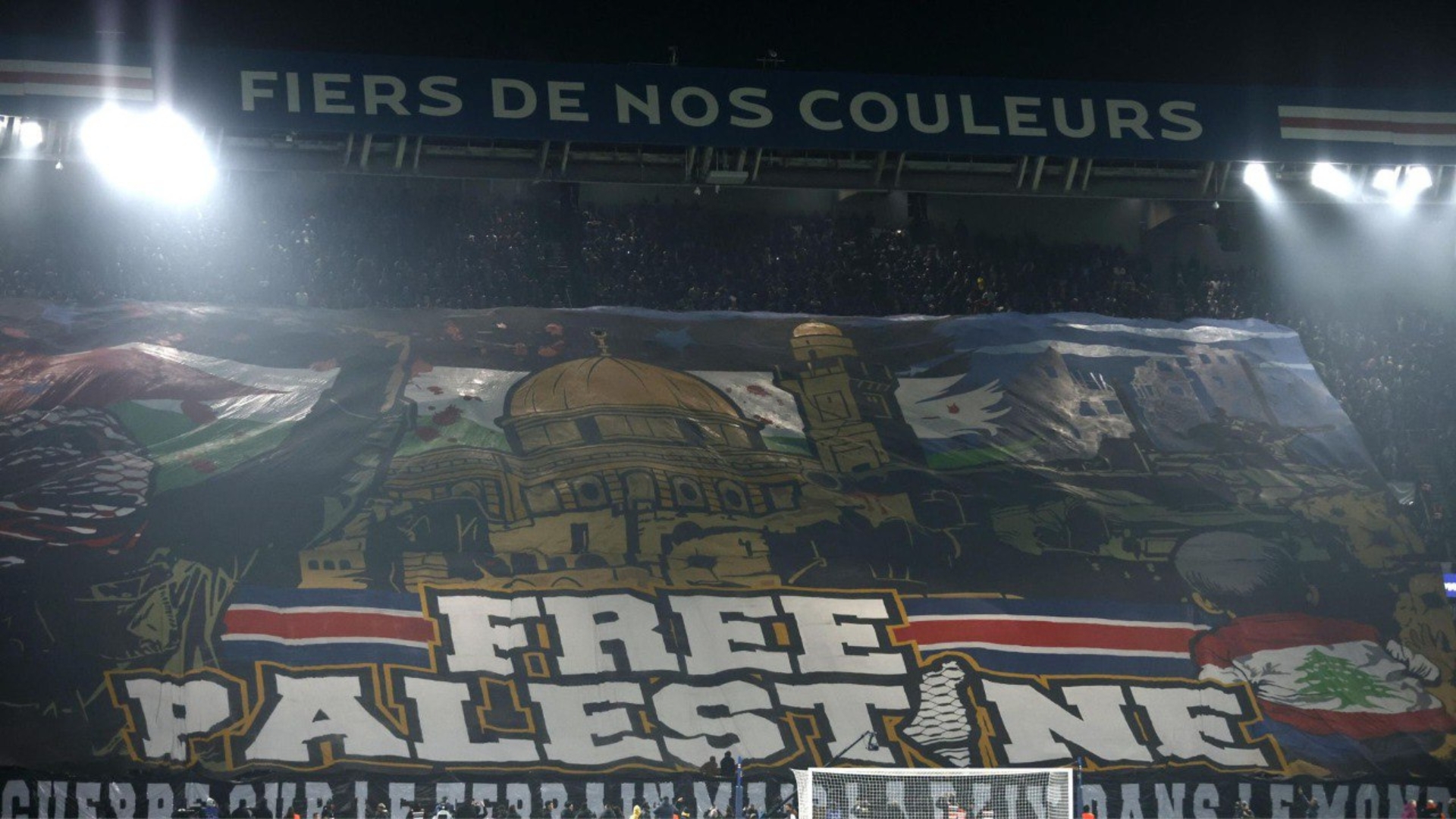 “Palestina libera” l’enorme striscione dei tifosi del Paris Saint Germain