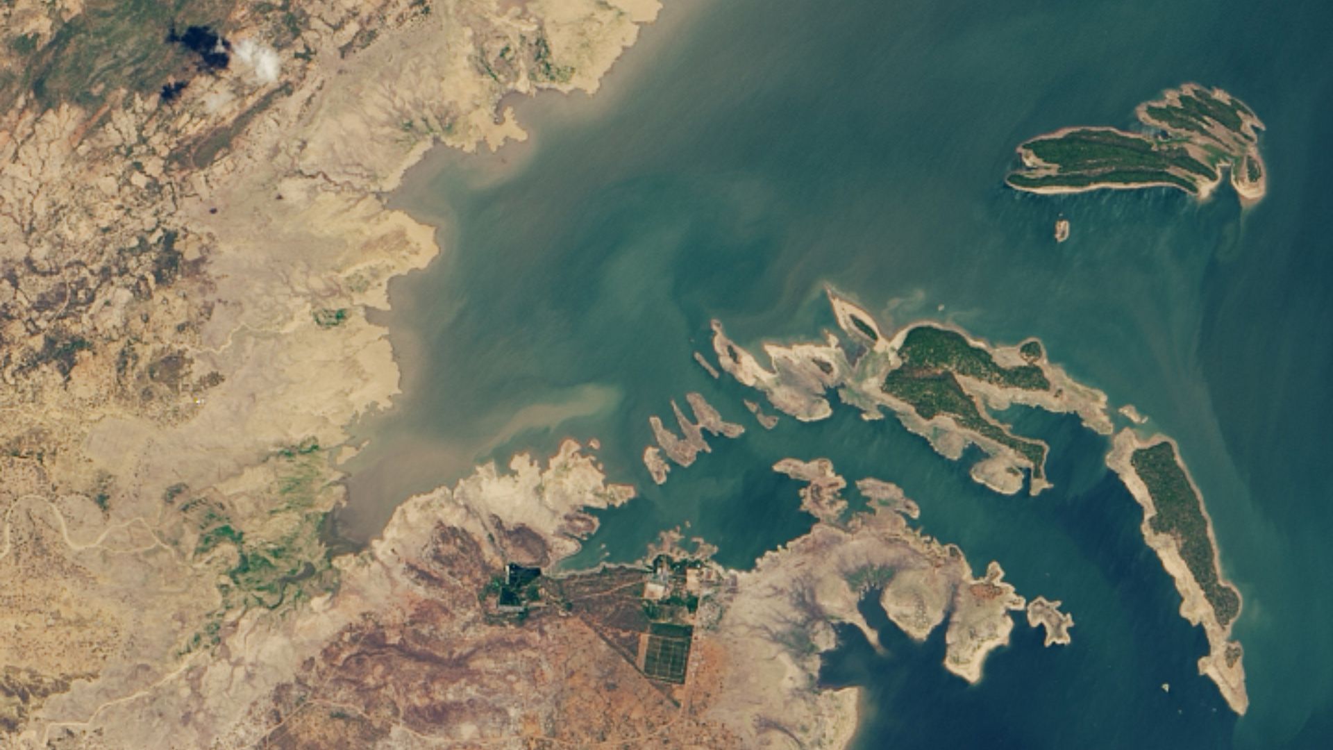 Zambia lago kariba. immagine di NASA Earth Observatory