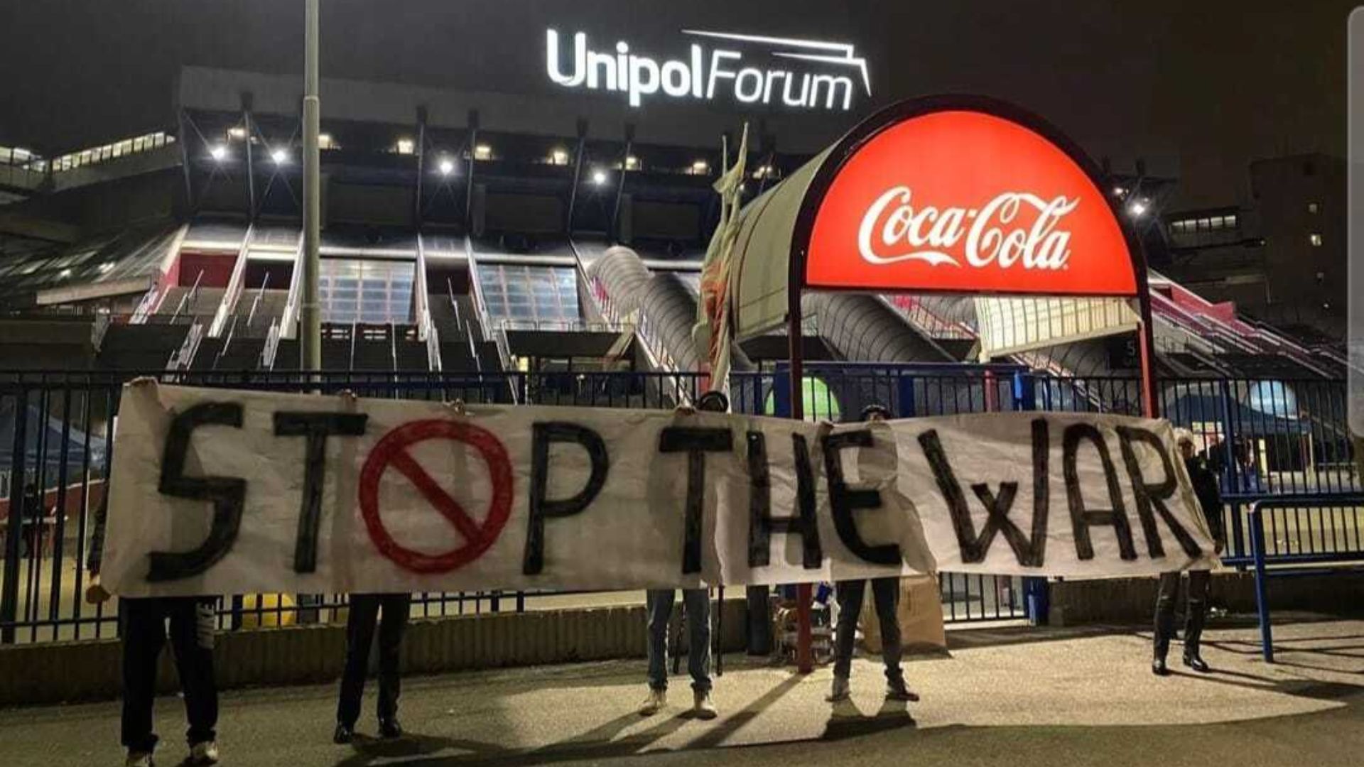 Striscione stop the war alla partita di eurolega olimpia milano - maccabi Tel aviv