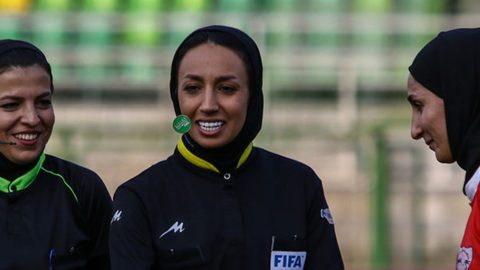 Minacciata e costretta a fuggire. Mahsa Ghorbani arbitra iraniana di calcio