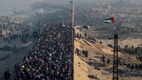 La marcia del ritorno. Decine di migliaia di persone in cammino verso il nord della striscia di Gaza