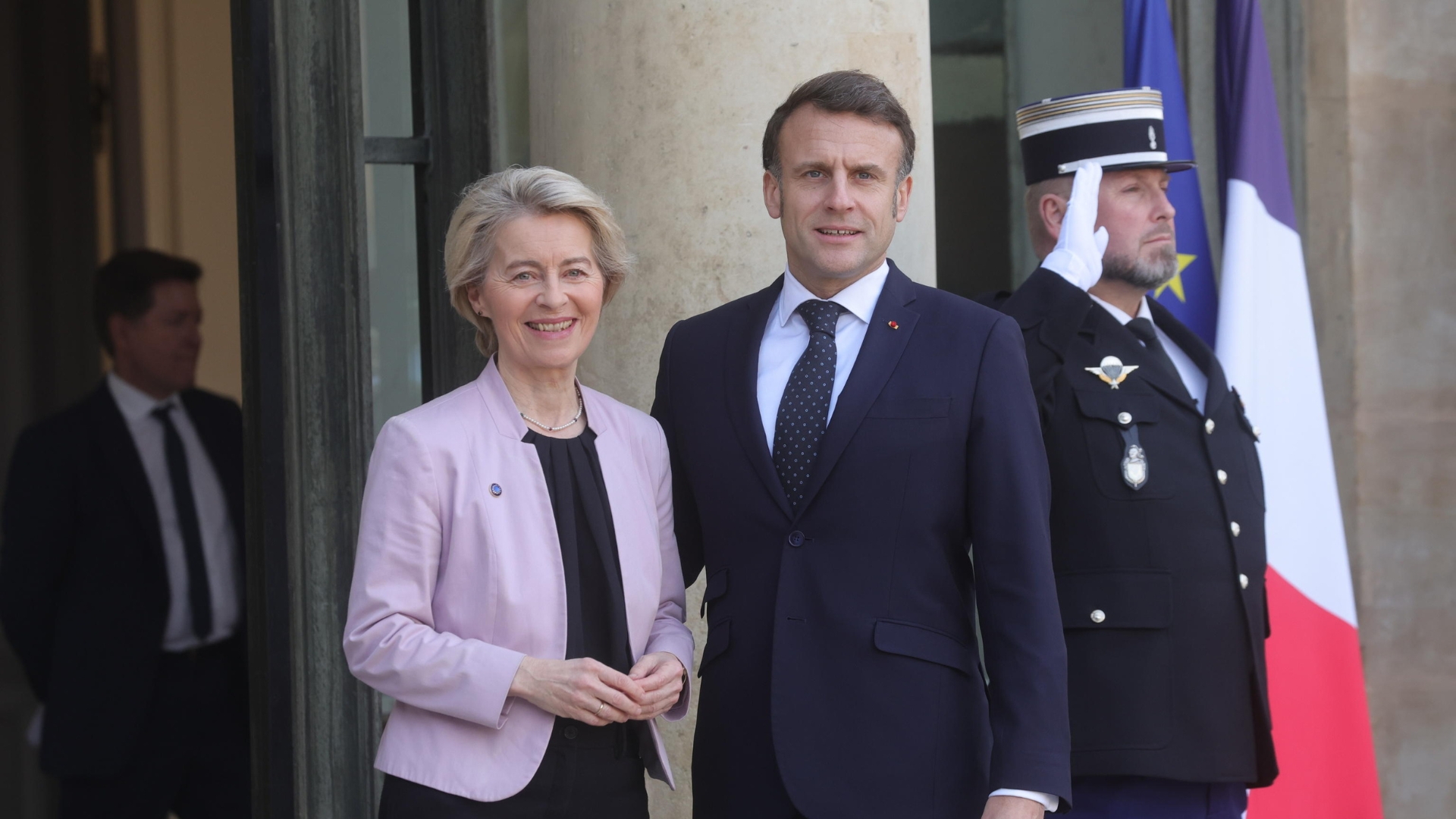 Emmanuel Macron e Ursula von der Leyen (Europa)