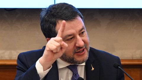 Salvini prova a tirare il governo italiano su una linea anti europea, favorevole a Putin e a Trump